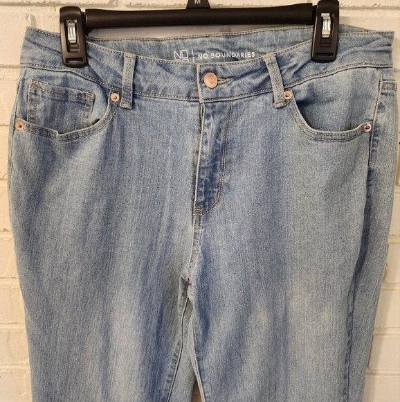 No Boundaries Jeans Juniors - Picture 2 of 10